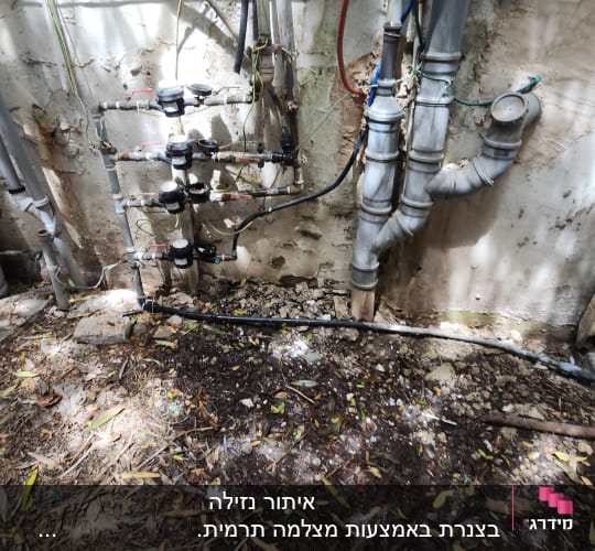 צינורות מים וקווי חשמל על קיר חיצוני